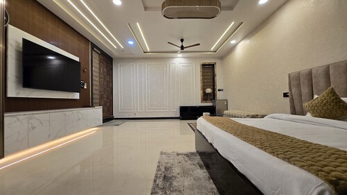Spacious 2-bedroom with kitchen apartment with WiFi, AC in tranquil Vrindavan