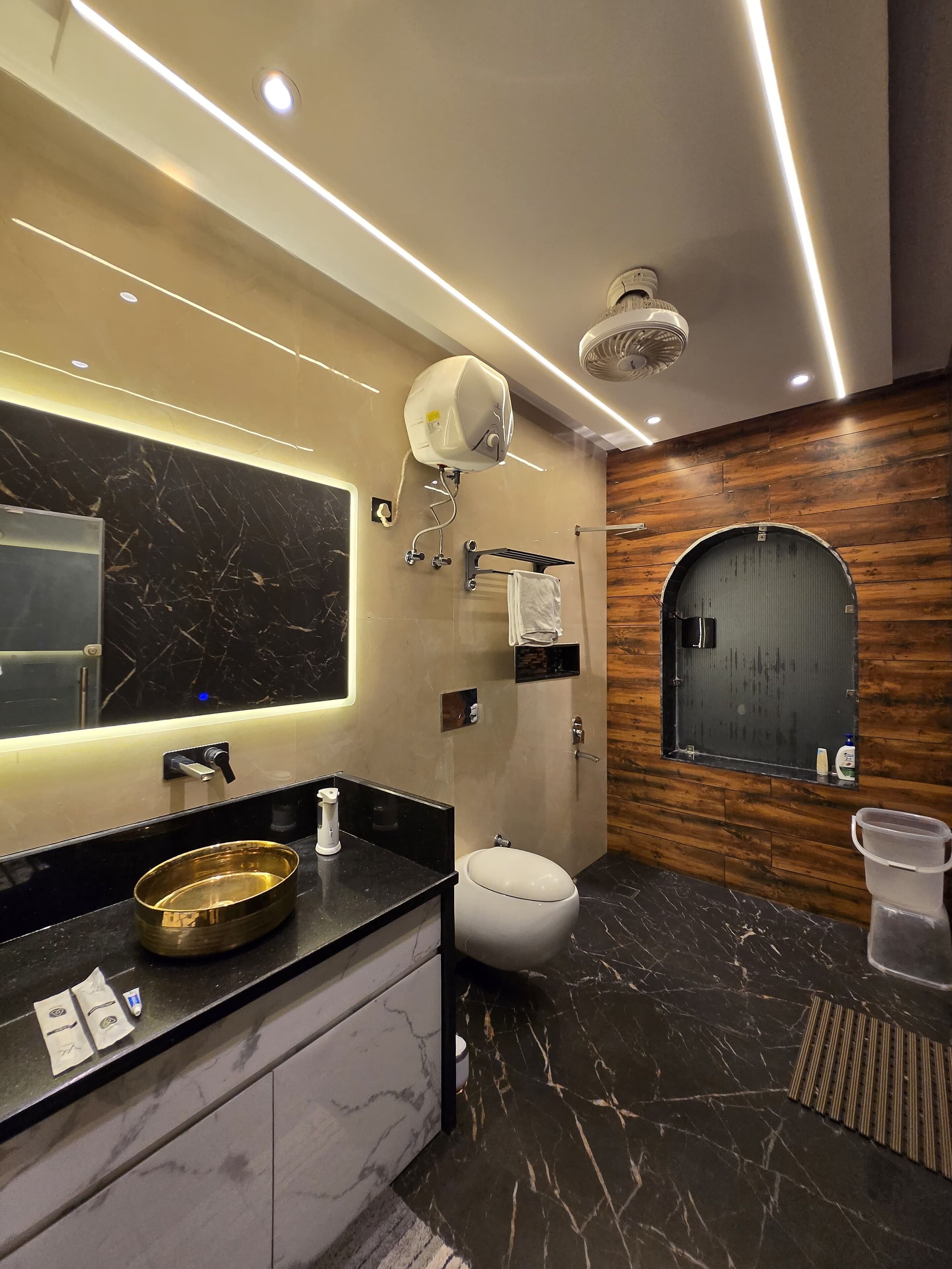 Douche, articles de toilette écologiques, sèche-cheveux, bidet