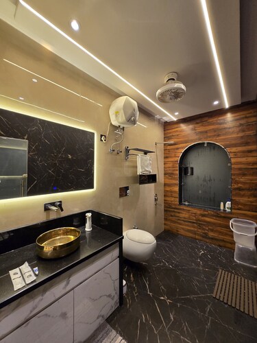 Spacious 2-bedroom with kitchen apartment with WiFi, AC in tranquil Vrindavan