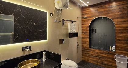 Spacious 2-bedroom with kitchen apartment with WiFi, AC in tranquil Vrindavan