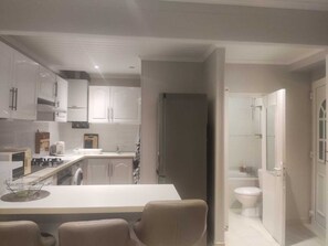 Microwave, oven, stovetop - The Bellevue - your home away from home (Montceau-les-Mines)