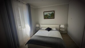 2 bedrooms, iron/ironing board, WiFi, bed sheets - The Bellevue - your home away from home (Montceau-les-Mines)