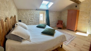 Iron/ironing board, travel cot, free WiFi, bed sheets