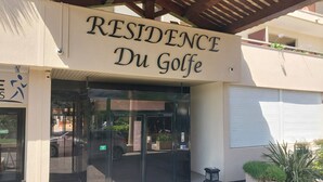 A building with a sign reading "RESIDENCE Du Golf".