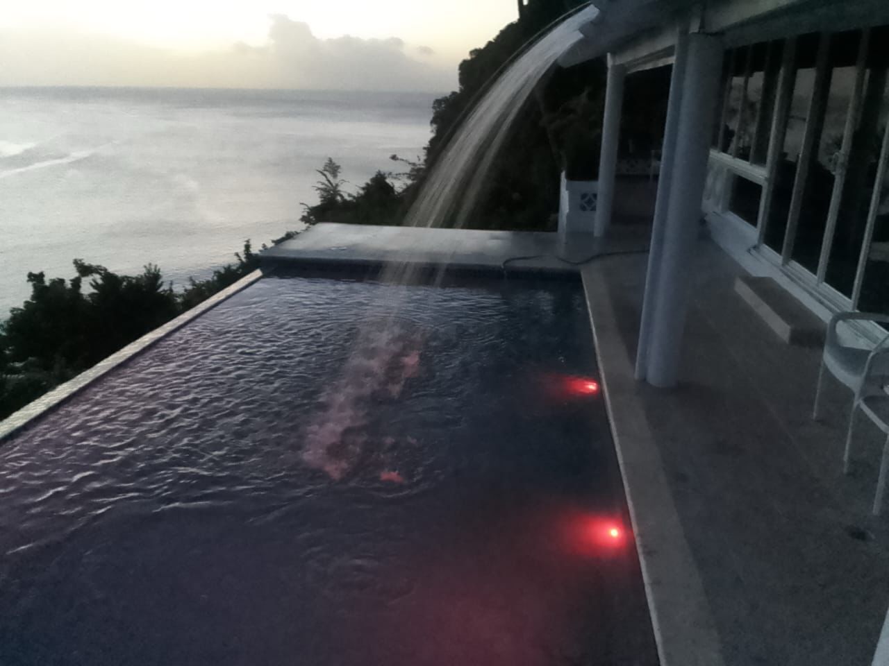 Ein Whirlpool mit Meerblick.