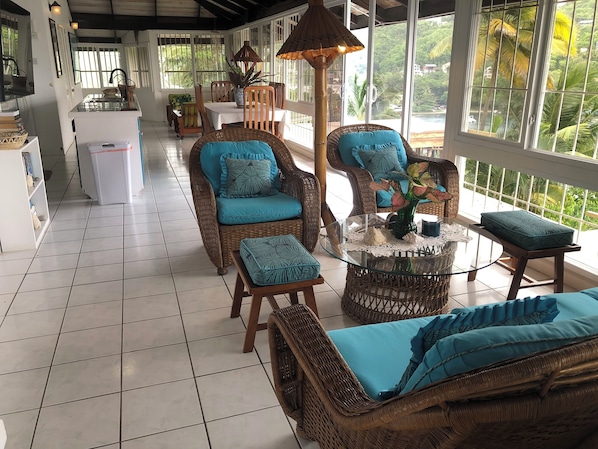 Villa, Meerblick | Wohnbereich