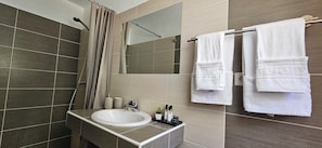 Shower, hair dryer, towels