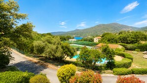 A residential area with a swimming pool, houses, and mountains in the background. - T2 Dolce & Vita B4 sea and pool view (Propriano)