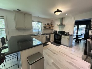 Een magnetron, een oven, een kookplaat, een vaatwasser