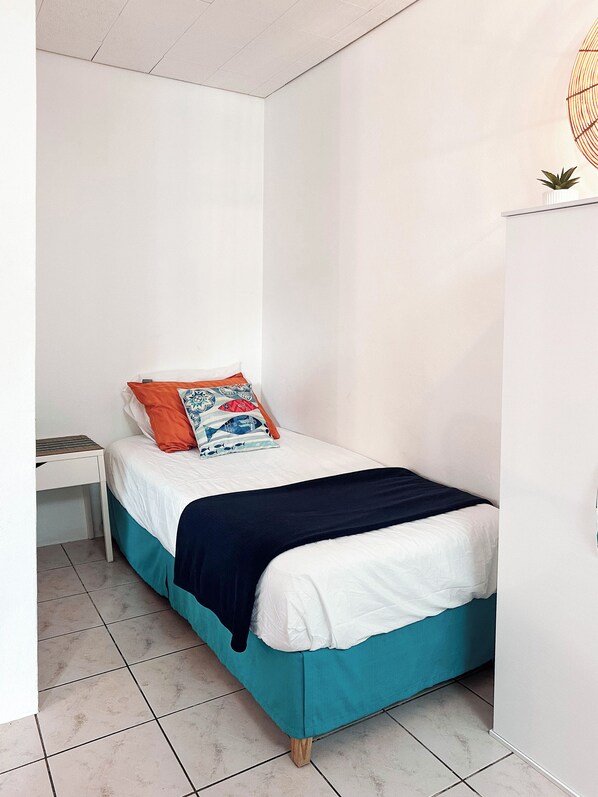 1 dormitori, caixa forta a l'habitació i escriptori