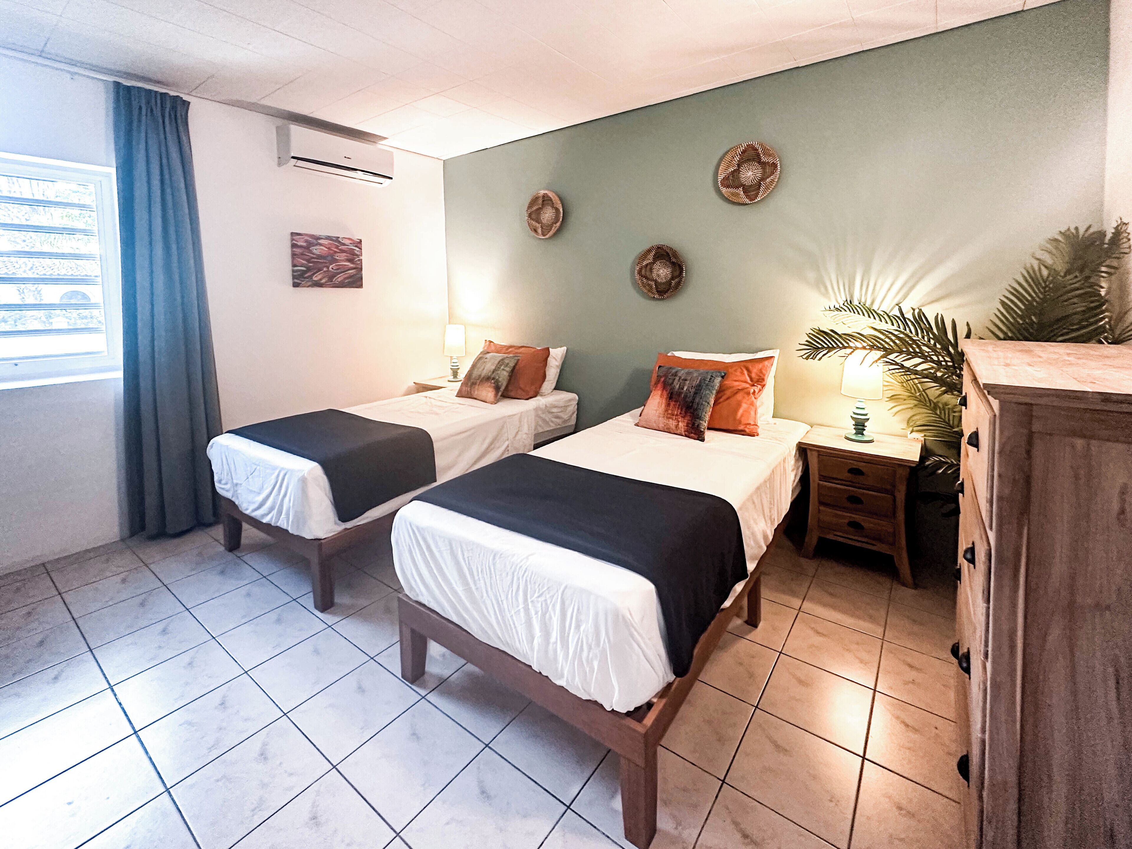 1 soverom, safe på rommet, skrivebord og reiseseng for barn