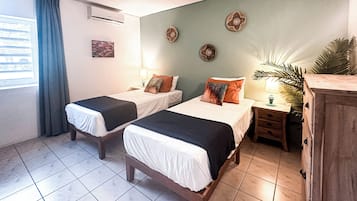 1 soverom, safe på rommet, skrivebord og reiseseng for barn