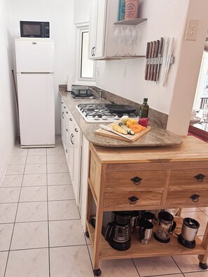 Réfrigérateur, micro-ondes, plaque de cuisson, cafetière/bouilloire