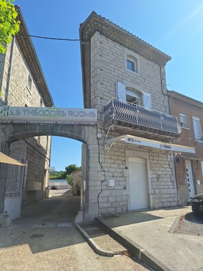 Un edificio de piedra con un letrero que indica 
