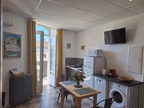 Réfrigérateur, micro-ondes, plaque de cuisson, lave-vaisselle