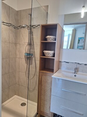 Shower, hair dryer - Charming studio with swimming pool in the heart of Ruoms, Ardèche (Ruoms)