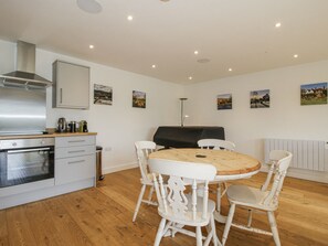 Cottage | Private kitchen | Dishwasher, cookware/dishes/utensils