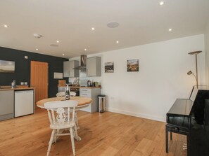 Cottage | Private kitchen | Dishwasher, cookware/dishes/utensils