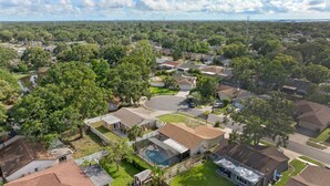 A residential area with houses, a swimming pool, and a large green space. - Charming 3-bedroom house with WiFi, AC in Palm Harbor (Palm Harbor)