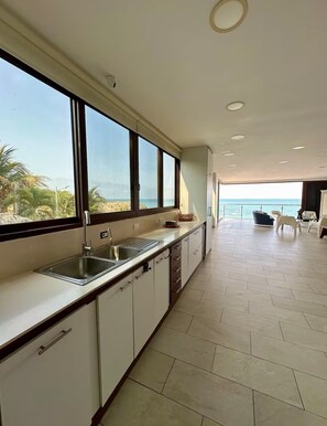 Micro-ondes, four, plaque de cuisson