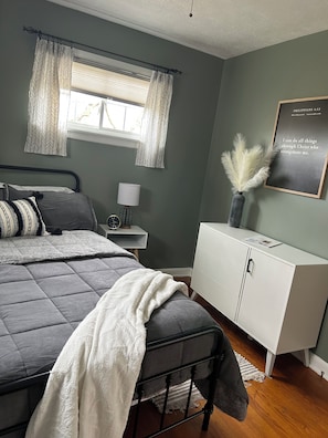 3 bedrooms, iron/ironing board, WiFi, bed sheets