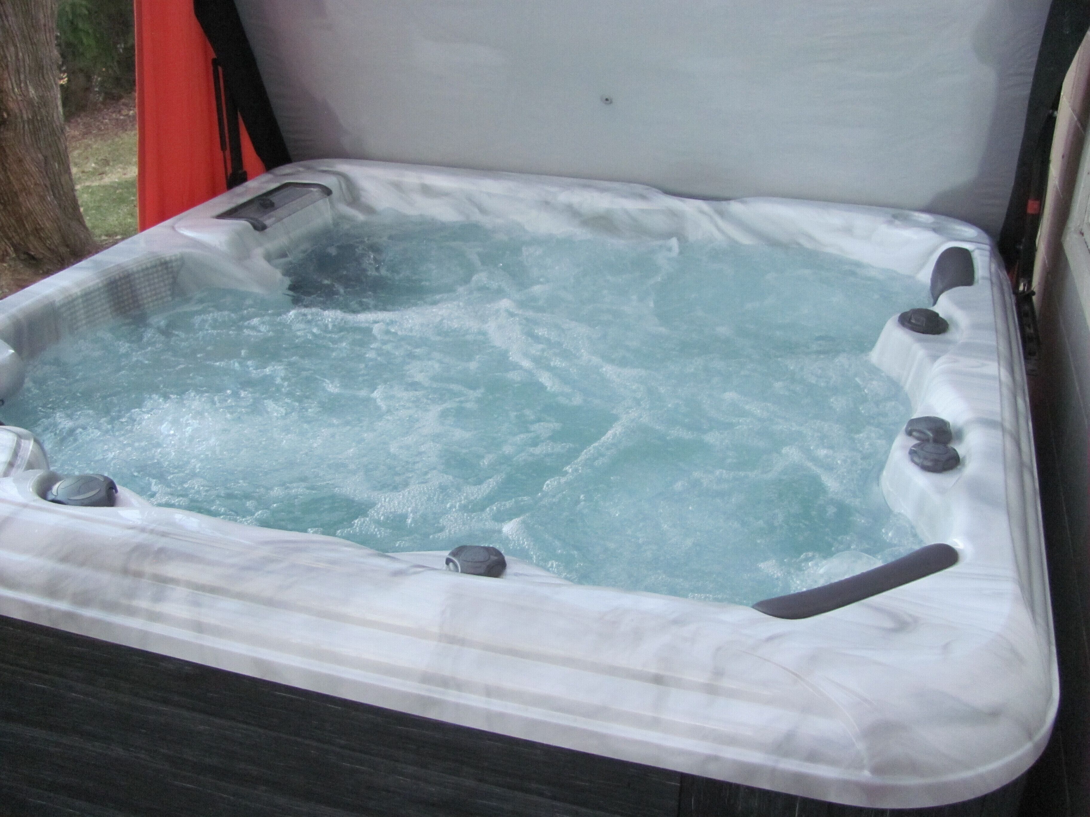 Un jacuzzi de forma rectangular y revestimiento interior blanco.