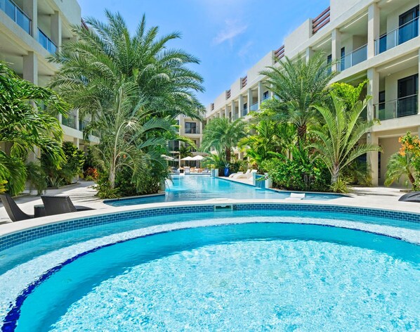 Una piscina al aire libre