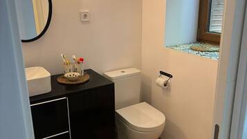 Haartrockner, Handtücher, Seife, Toilettenpapier