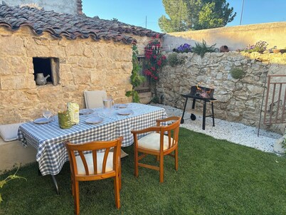 La Casita de Patones. Sustainable rural house with garden and BBQ