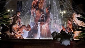 A nighttime fountain with water jets and sculptures. - Cozy apartment, ideal for families, in the heart of Ortigia (Siracusa)