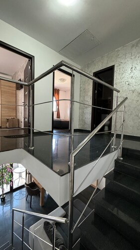 Spacious 5-bedroom villa with WiFi and AC in beautiful Mamaia-Sat