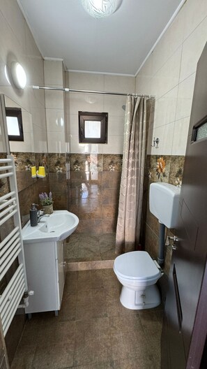 Shower, hair dryer, bidet, towels - Spacious 5-bedroom villa with WiFi and AC in beautiful Mamaia-Sat (Mamaia-Sat)