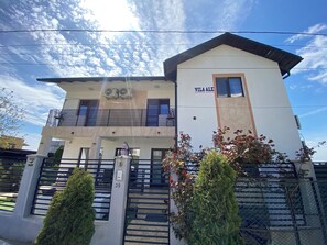 Exterior - Spacious 5-bedroom villa with WiFi and AC in beautiful Mamaia-Sat (Mamaia-Sat)