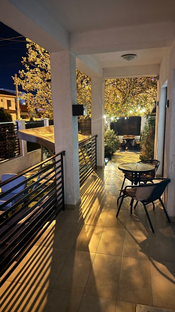 Outdoor dining - Spacious 5-bedroom villa with WiFi and AC in beautiful Mamaia-Sat (Mamaia-Sat)