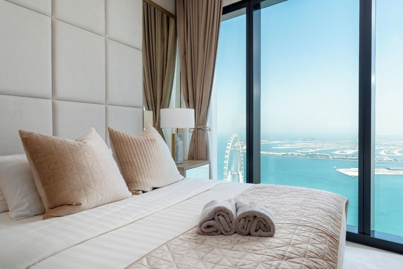 2 chambres, coffres-forts dans les chambres, fer et planche à repasser