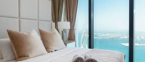 2 makuuhuonetta, tallelokero huoneessa, silitysrauta/-lauta