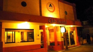 A Club Hostel with a sign indicating it is a budget-friendly option. - Club Hostel (San Salvador de Jujuy)