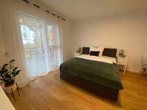 2 slaapkamers, een bureau, een strijkplank/strijkijzer, reisbedje