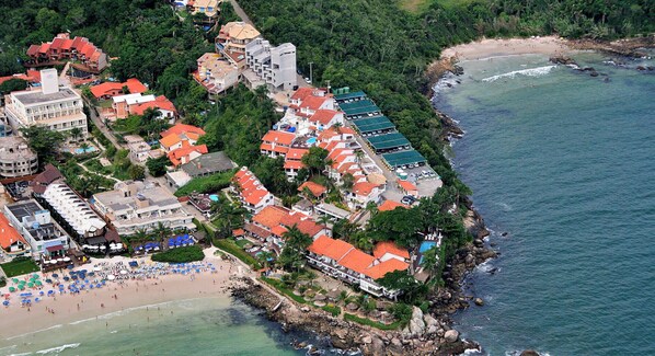 On the beach, sun-loungers - Bombinhas Tourist (Bombinhas)