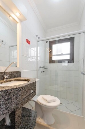 Bathroom - Bombinhas Tourist (Bombinhas)