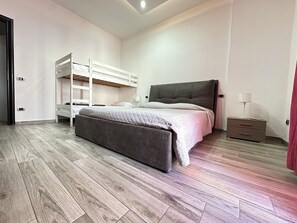 9 bedrooms, iron/ironing board, WiFi, bed sheets - CasaCondo 3 Apt: 5-Star Comfort, Conviviality & Privacy by UNESCO Heritage (Torre del Greco)