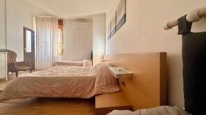 9 bedrooms, iron/ironing board, WiFi, bed sheets - CasaCondo 3 Apt: 5-Star Comfort, Conviviality & Privacy by UNESCO Heritage (Torre del Greco)