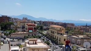 A cityscape with a view of mountains and the sea. - CasaCondo 3 Apt: 5-Star Comfort, Conviviality & Privacy by UNESCO Heritage (Torre del Greco)