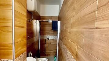 Dusche, Whirlpool, Haartrockner, Bidet