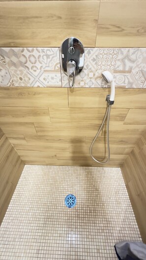 Shower, jetted bath, hair dryer, bidet - CasaCondo 3 Apt: 5-Star Comfort, Conviviality & Privacy by UNESCO Heritage (Torre del Greco)