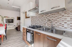 Microwave, oven, stovetop, dishwasher - CasaCondo 3 Apt: 5-Star Comfort, Conviviality & Privacy by UNESCO Heritage (Torre del Greco)