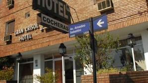 Ein Hotel mit einem Schild, auf dem 'Hotel Cocheras' und 'Gran Cristal Hotel' steht.