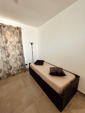 Tabla de planchar con plancha, wifi, ropa de cama