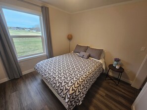 2 bedrooms, iron/ironing board, free WiFi, bed sheets