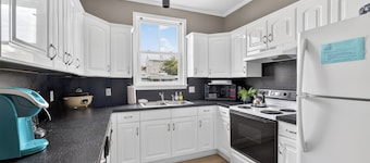 2 bed/2.5 bath upstairs Unit - Walk to the Beach!